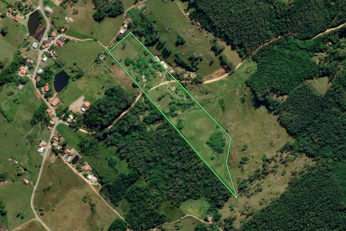 Imagem de satélite do imóvel rural em Jaguaruna (SC), com o contorno declarado no CAR desenhado por cima.