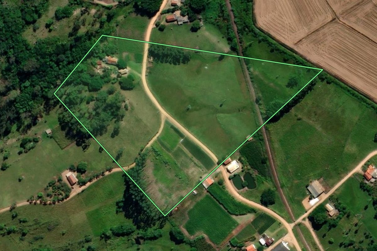 Imagem de satélite do imóvel rural em Jaguaruna (SC), com o contorno declarado no CAR desenhado por cima.