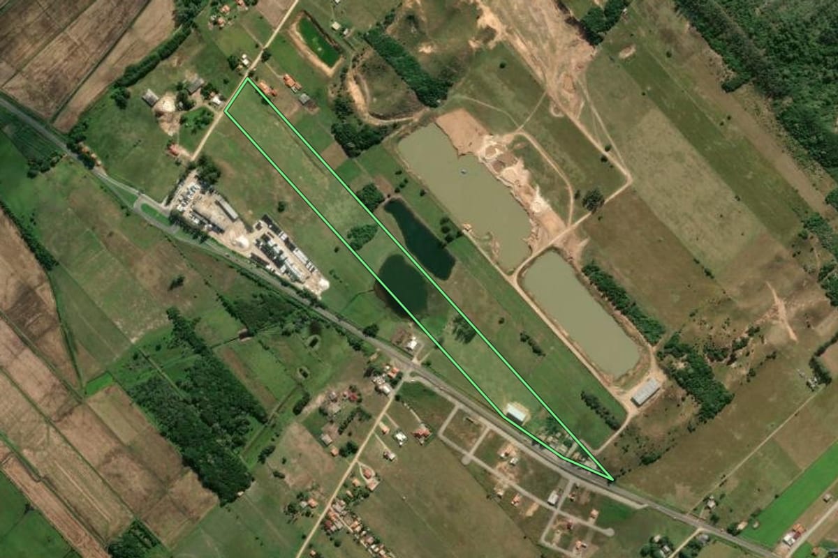 Imagem de satélite do imóvel rural em Jaguaruna (SC), com o contorno declarado no CAR desenhado por cima.