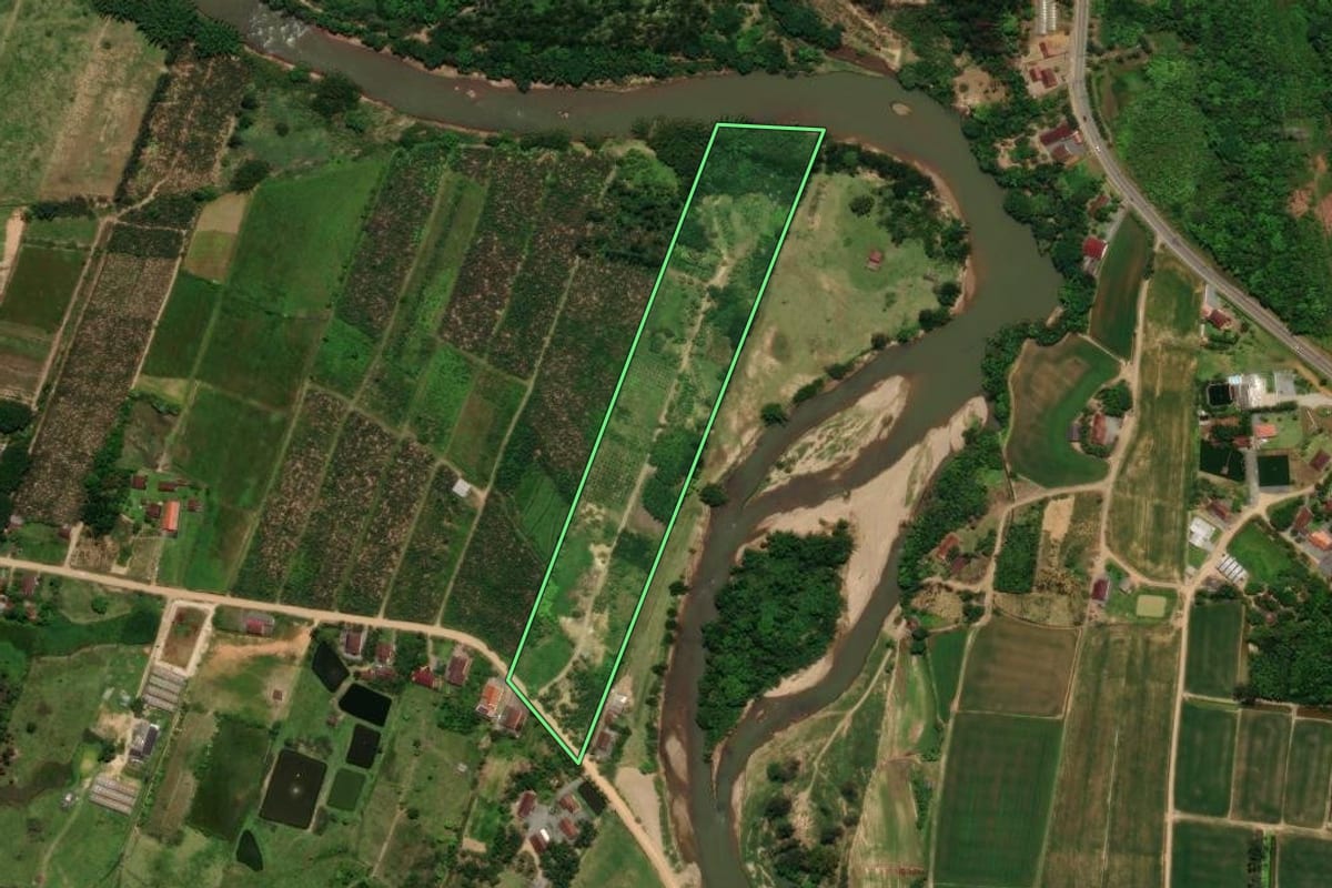 Imagem de satélite do imóvel rural em Jaraguá do Sul (SC), com o contorno declarado no CAR desenhado por cima.