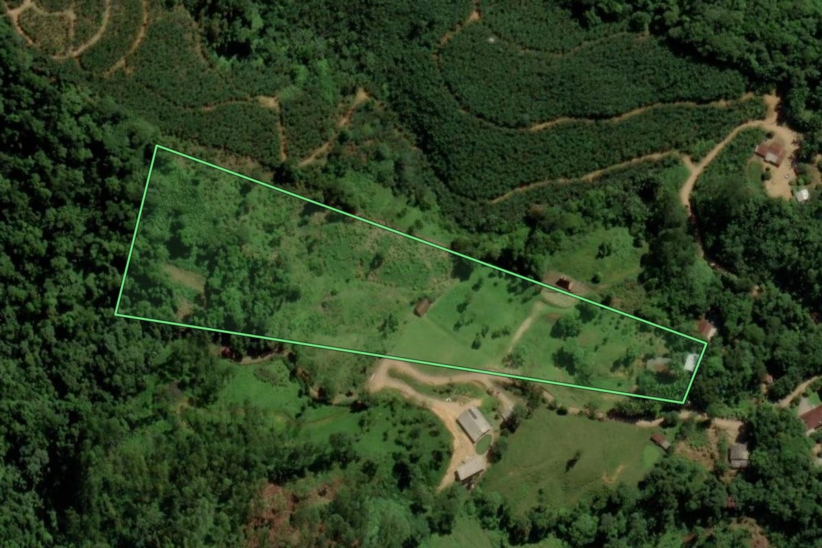 Imagem de satélite do imóvel rural em Jaraguá do Sul (SC), com o contorno declarado no CAR desenhado por cima.