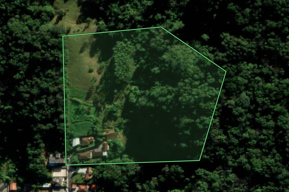 Imagem de satélite do imóvel rural em Jaraguá do Sul (SC), com o contorno declarado no CAR desenhado por cima.