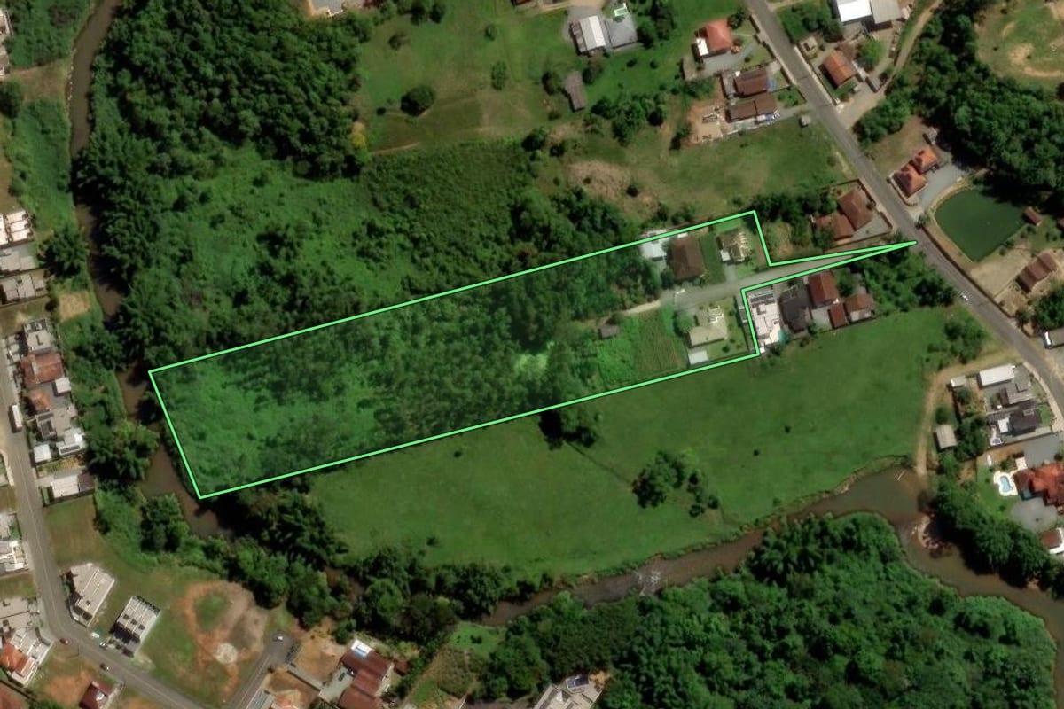 Imagem de satélite do imóvel rural em Jaraguá do Sul (SC), com o contorno declarado no CAR desenhado por cima.
