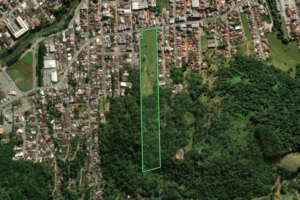 Imagem de satélite do imóvel rural em Jaraguá do Sul (SC), com o contorno declarado no CAR desenhado por cima.