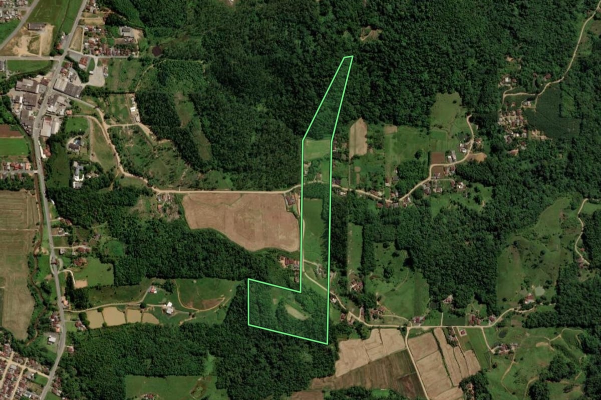 Imagem de satélite do imóvel rural em Jaraguá do Sul (SC), com o contorno declarado no CAR desenhado por cima.
