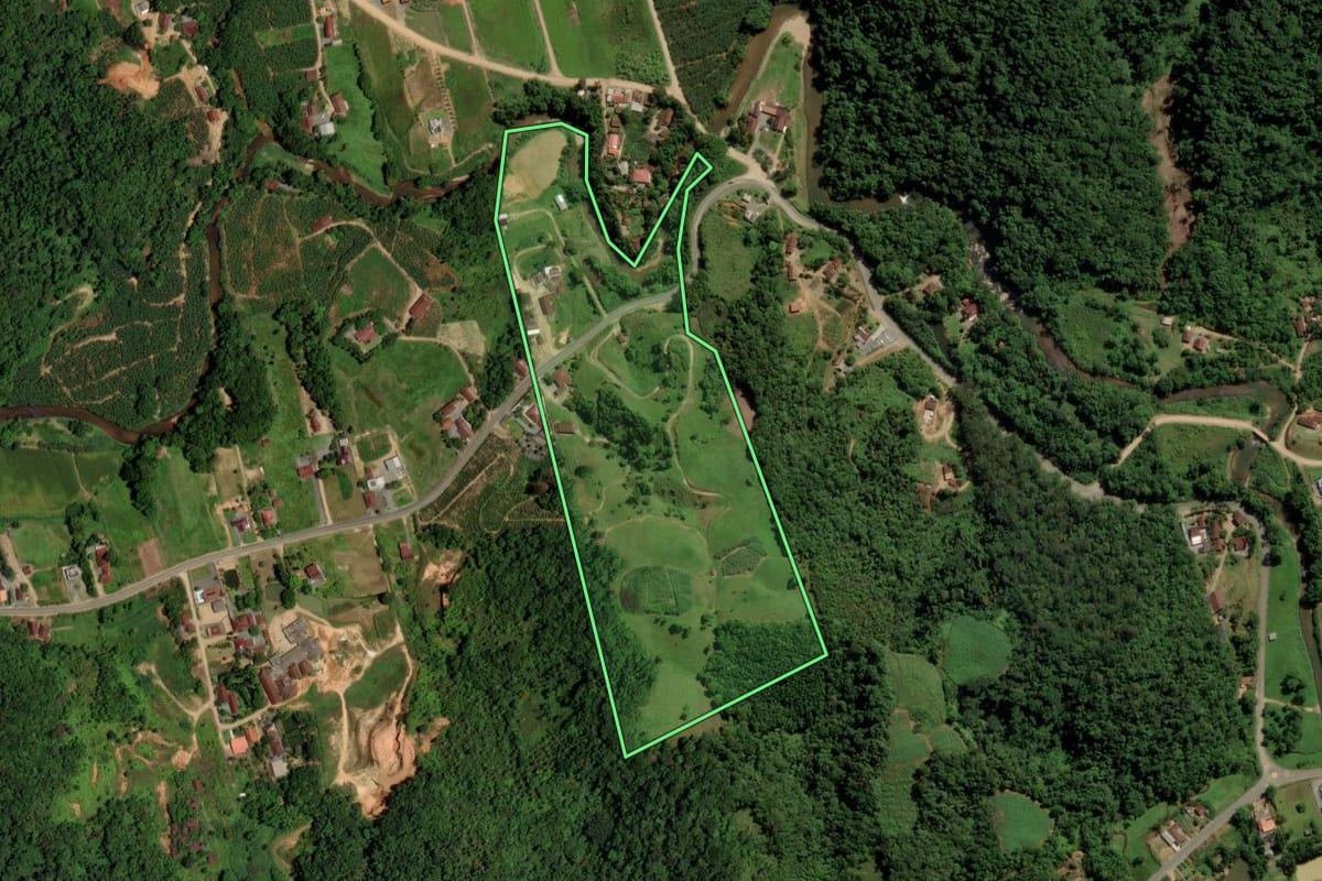 Imagem de satélite do imóvel rural em Jaraguá do Sul (SC), com o contorno declarado no CAR desenhado por cima.