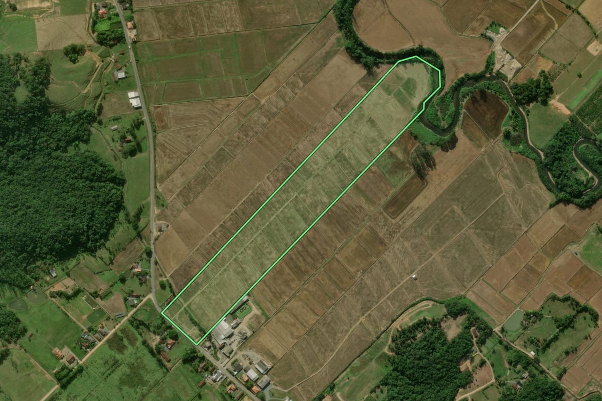 Imagem de satélite do imóvel rural em Jaraguá do Sul (SC), com o contorno declarado no CAR desenhado por cima.
