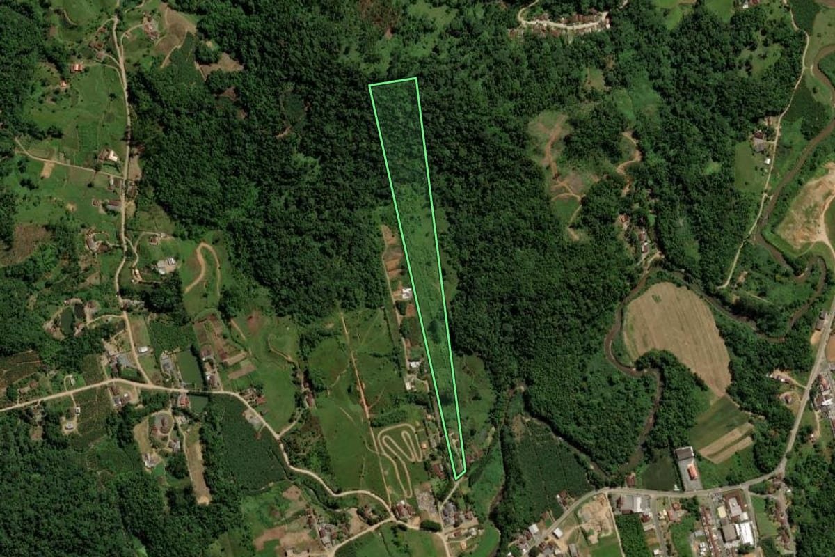 Imagem de satélite do imóvel rural em Jaraguá do Sul (SC), com o contorno declarado no CAR desenhado por cima.