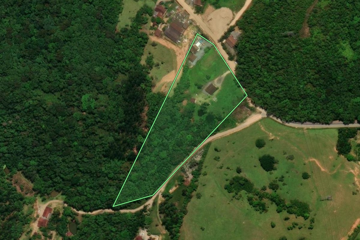 Imagem de satélite do imóvel rural em Jaraguá do Sul (SC), com o contorno declarado no CAR desenhado por cima.