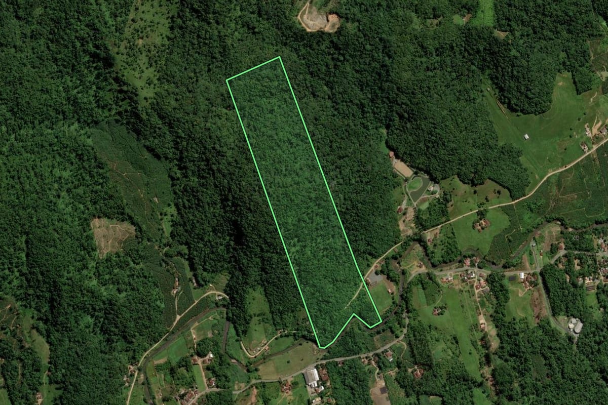 Imagem de satélite do imóvel rural em Jaraguá do Sul (SC), com o contorno declarado no CAR desenhado por cima.
