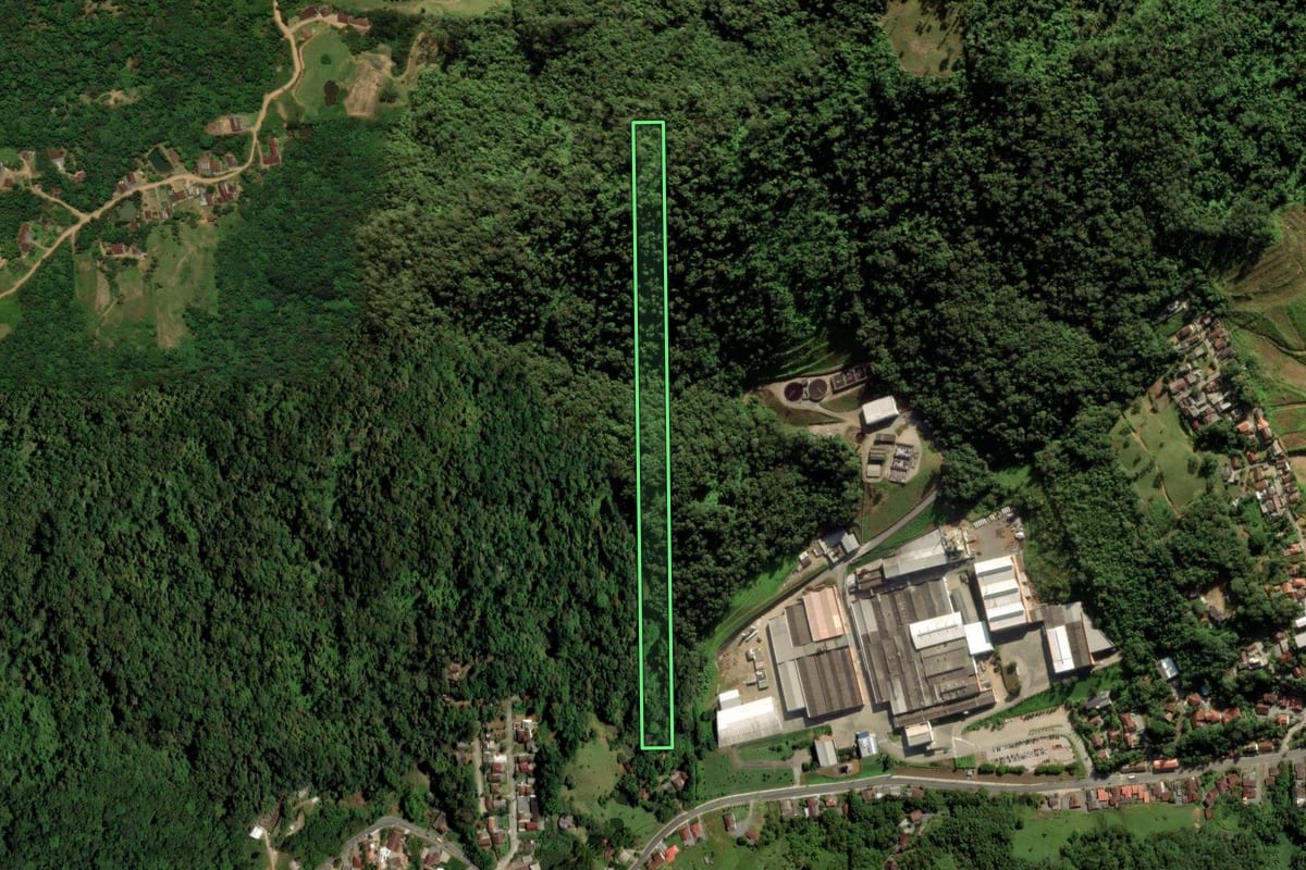 Imagem de satélite do imóvel rural em Jaraguá do Sul (SC), com o contorno declarado no CAR desenhado por cima.