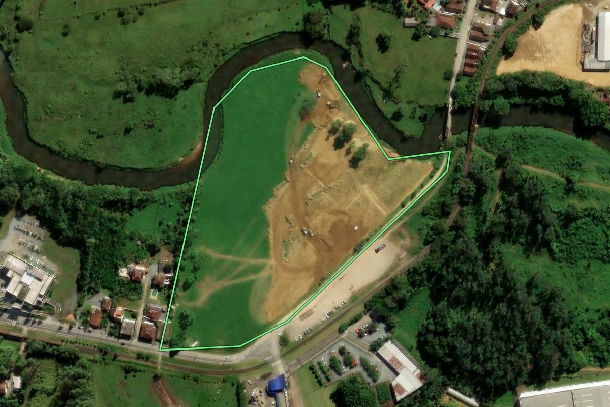 Imagem de satélite do imóvel rural em Jaraguá do Sul (SC), com o contorno declarado no CAR desenhado por cima.