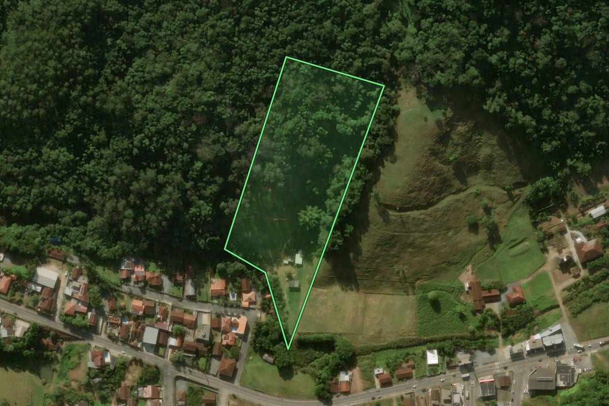 Imagem de satélite do imóvel rural em Jaraguá do Sul (SC), com o contorno declarado no CAR desenhado por cima.