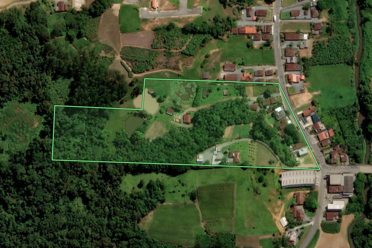 Imagem de satélite do imóvel rural em Jaraguá do Sul (SC), com o contorno declarado no CAR desenhado por cima.
