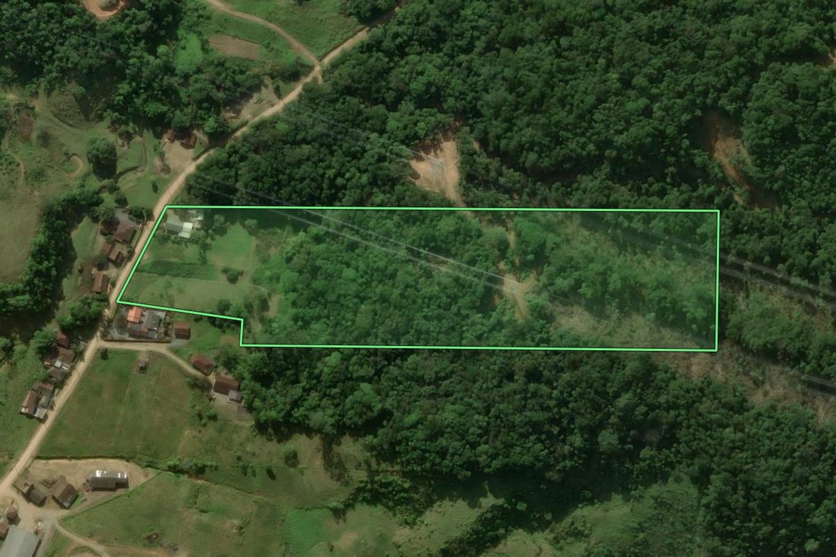 Imagem de satélite do imóvel rural em Jaraguá do Sul (SC), com o contorno declarado no CAR desenhado por cima.