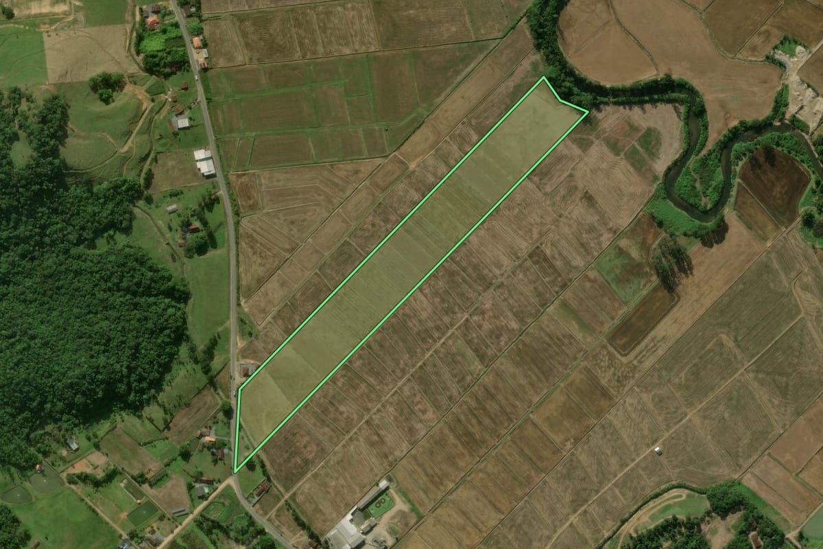 Imagem de satélite do imóvel rural em Jaraguá do Sul (SC), com o contorno declarado no CAR desenhado por cima.