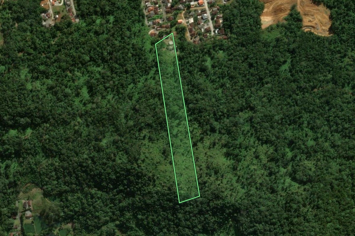 Imagem de satélite do imóvel rural em Jaraguá do Sul (SC), com o contorno declarado no CAR desenhado por cima.