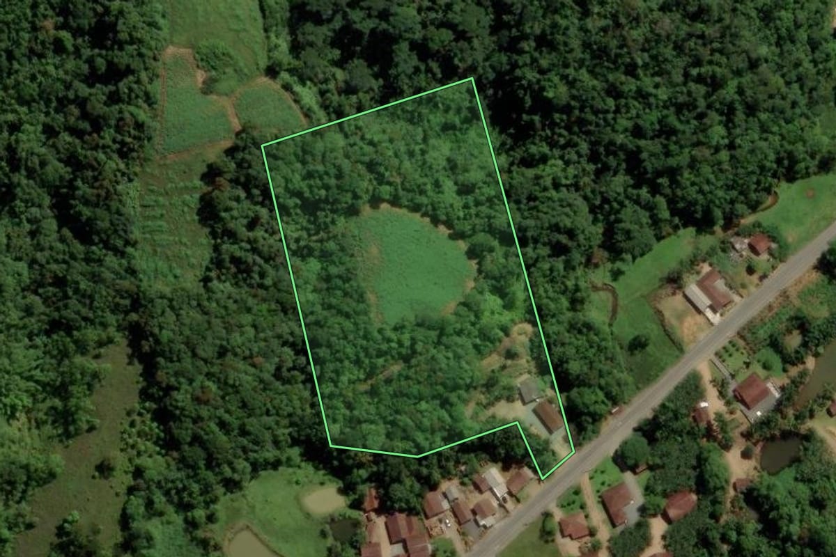 Imagem de satélite do imóvel rural em Jaraguá do Sul (SC), com o contorno declarado no CAR desenhado por cima.