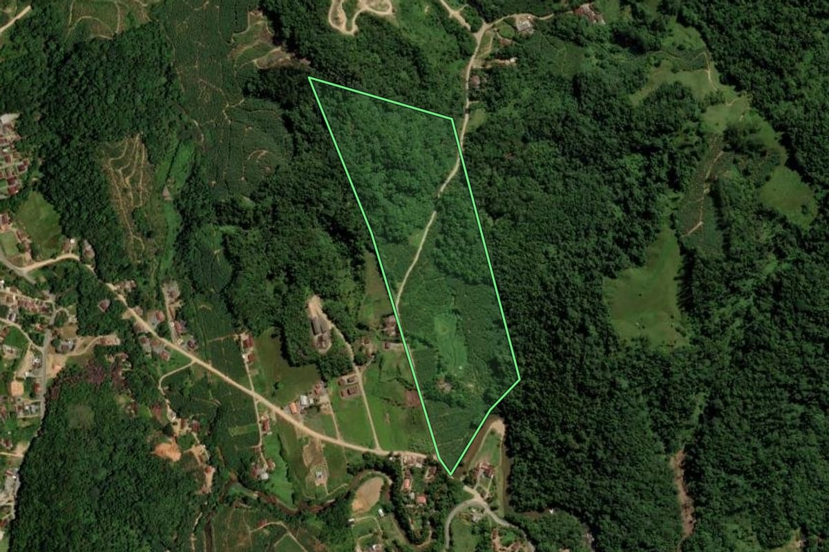 Imagem de satélite do imóvel rural em Jaraguá do Sul (SC), com o contorno declarado no CAR desenhado por cima.