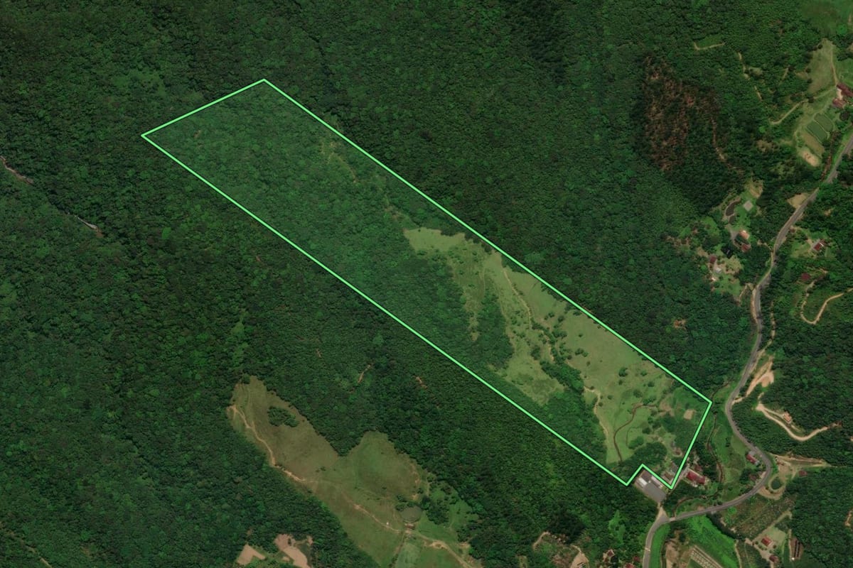 Imagem de satélite do imóvel rural em Jaraguá do Sul (SC), com o contorno declarado no CAR desenhado por cima.