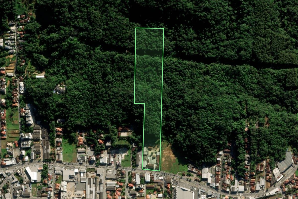 Imagem de satélite do imóvel rural em Jaraguá do Sul (SC), com o contorno declarado no CAR desenhado por cima.