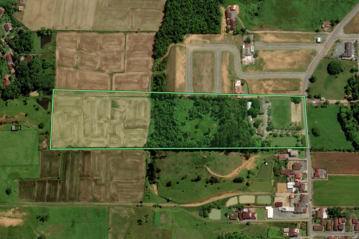 Imagem de satélite do imóvel rural em Jaraguá do Sul (SC), com o contorno declarado no CAR desenhado por cima.