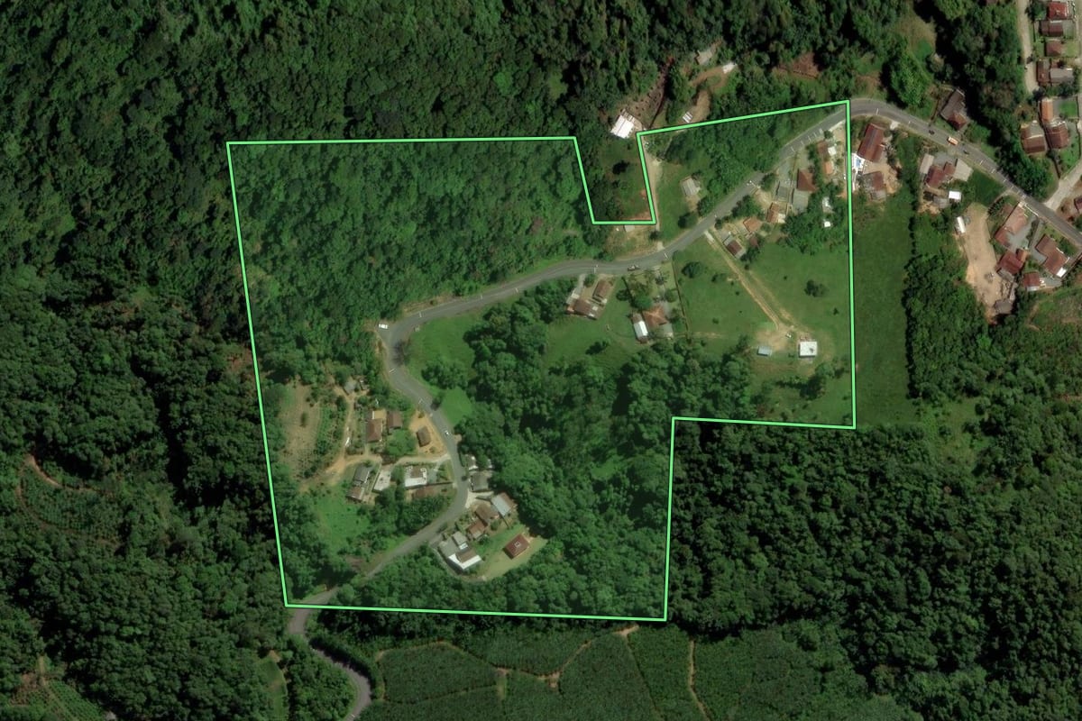 Imagem de satélite do imóvel rural em Jaraguá do Sul (SC), com o contorno declarado no CAR desenhado por cima.