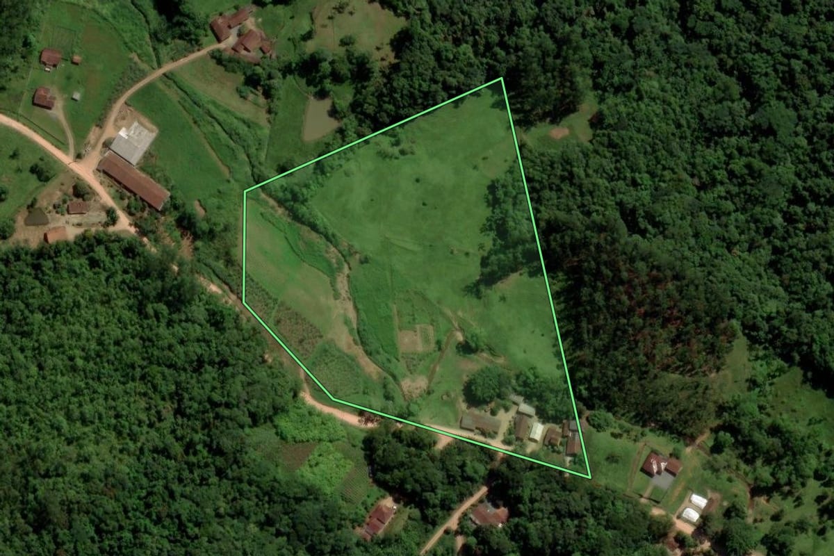 Imagem de satélite do imóvel rural em Jaraguá do Sul (SC), com o contorno declarado no CAR desenhado por cima.