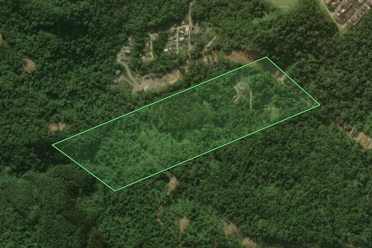 Imagem de satélite do imóvel rural em Jaraguá do Sul (SC), com o contorno declarado no CAR desenhado por cima.