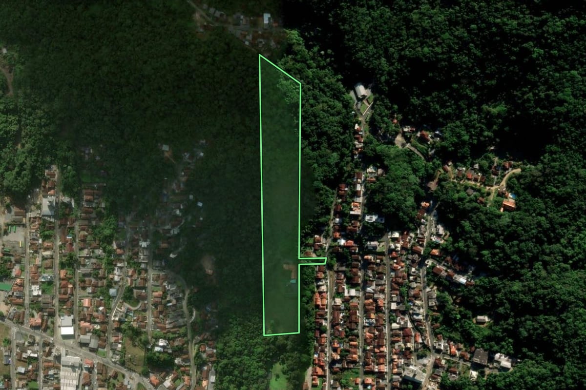 Imagem de satélite do imóvel rural em Jaraguá do Sul (SC), com o contorno declarado no CAR desenhado por cima.