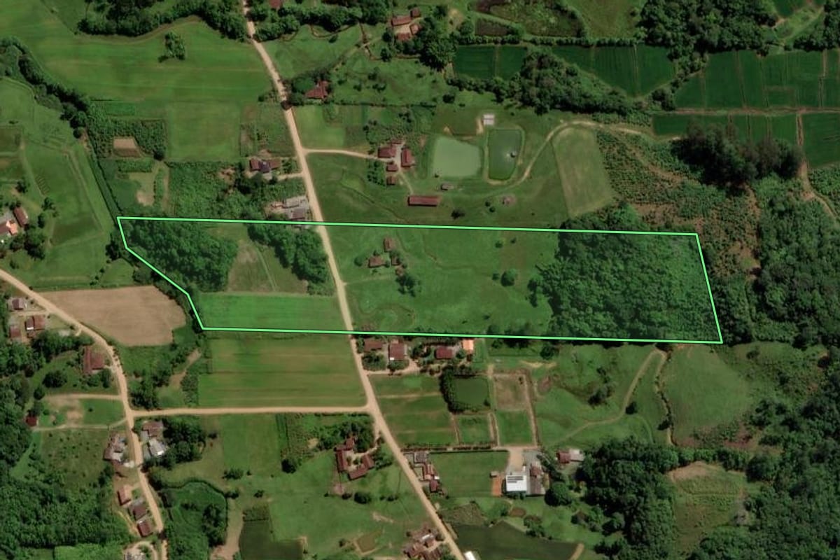 Imagem de satélite do imóvel rural em Jaraguá do Sul (SC), com o contorno declarado no CAR desenhado por cima.