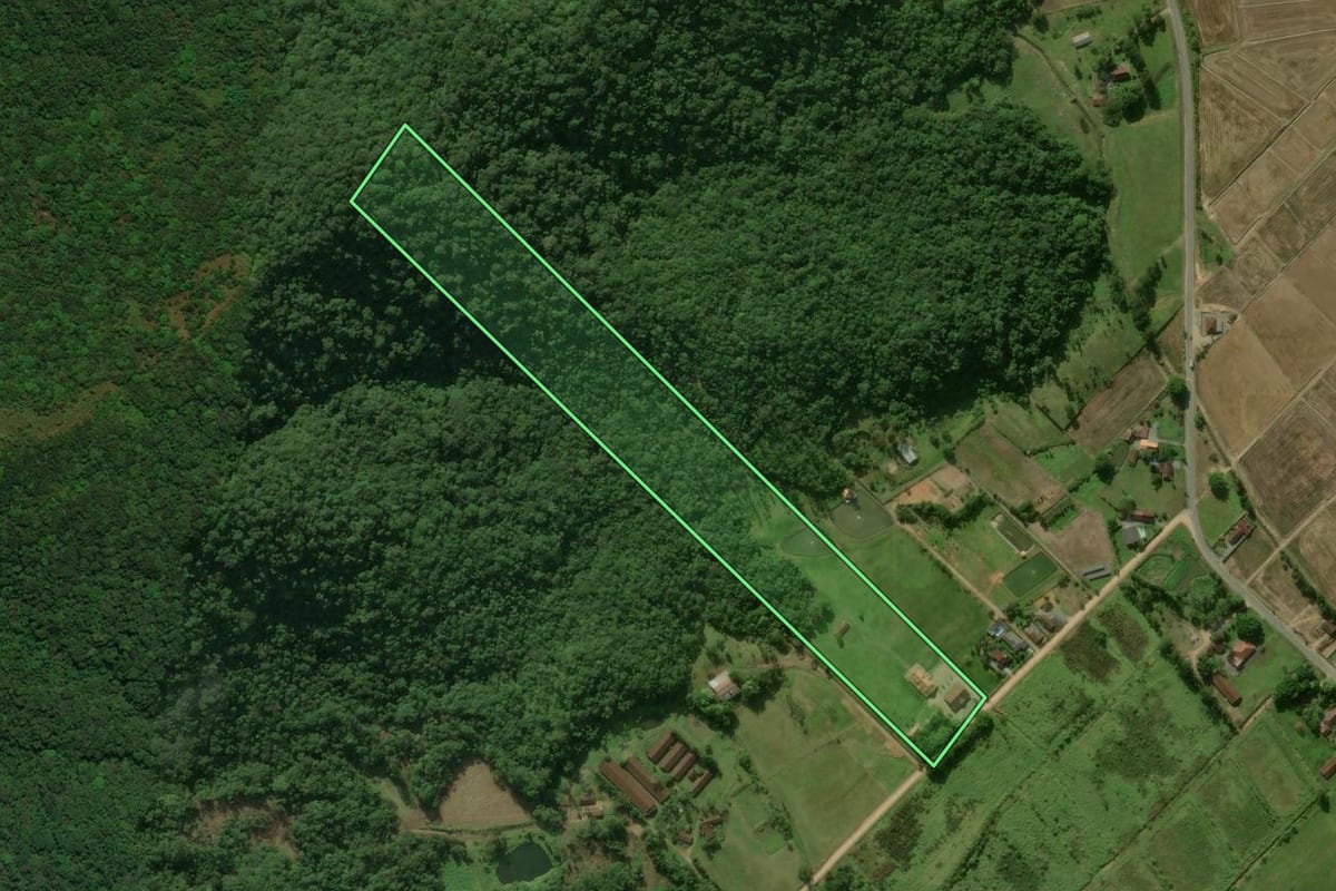 Imagem de satélite do imóvel rural em Jaraguá do Sul (SC), com o contorno declarado no CAR desenhado por cima.