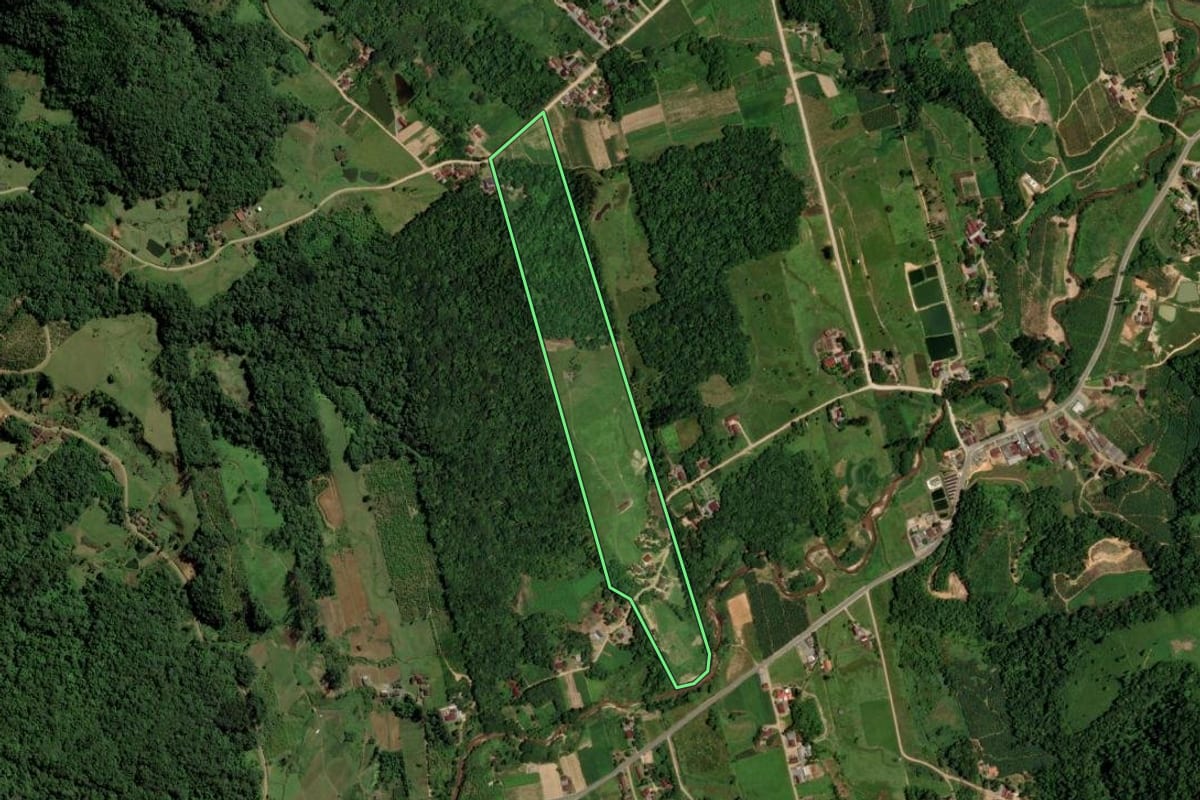 Imagem de satélite do imóvel rural em Jaraguá do Sul (SC), com o contorno declarado no CAR desenhado por cima.