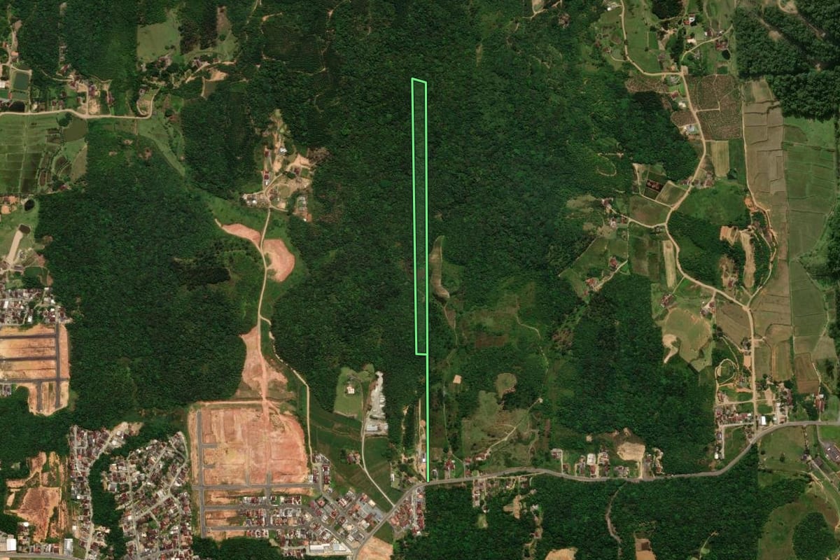 Imagem de satélite do imóvel rural em Jaraguá do Sul (SC), com o contorno declarado no CAR desenhado por cima.