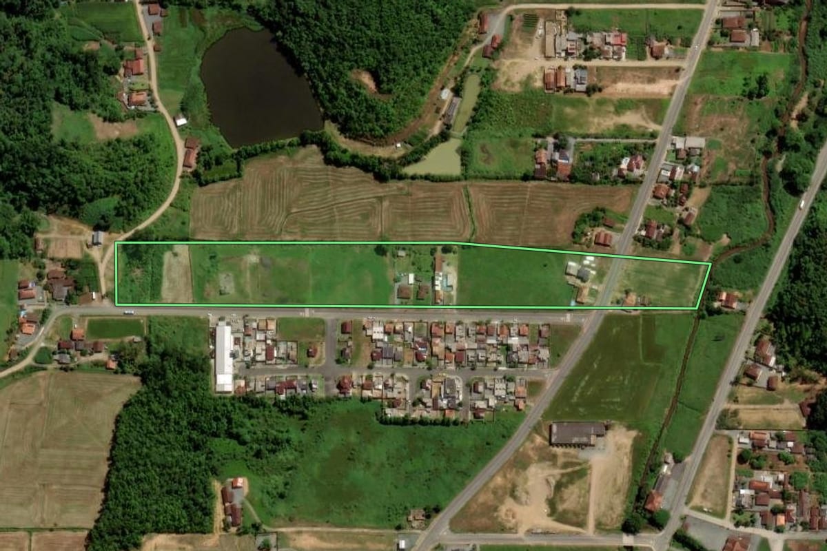 Imagem de satélite do imóvel rural em Jaraguá do Sul (SC), com o contorno declarado no CAR desenhado por cima.