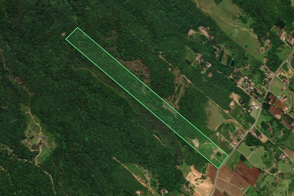 Imagem de satélite do imóvel rural em Jaraguá do Sul (SC), com o contorno declarado no CAR desenhado por cima.