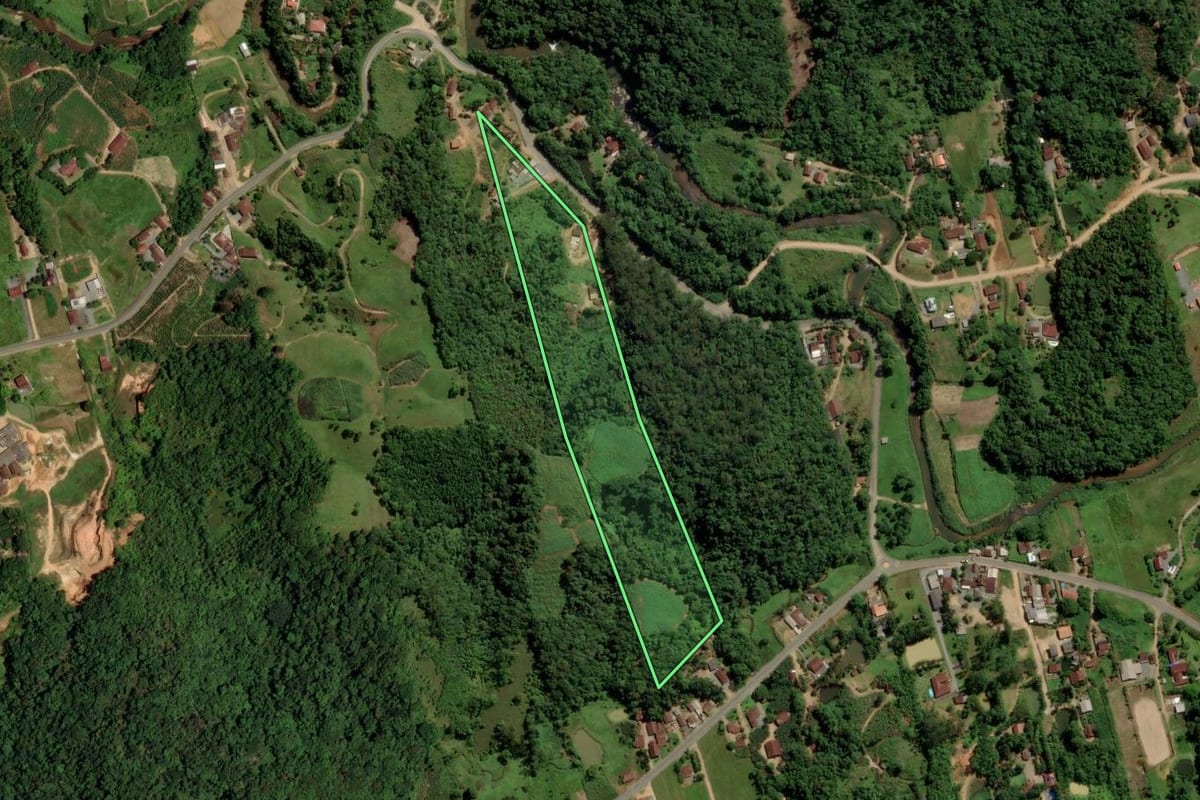 Imagem de satélite do imóvel rural em Jaraguá do Sul (SC), com o contorno declarado no CAR desenhado por cima.