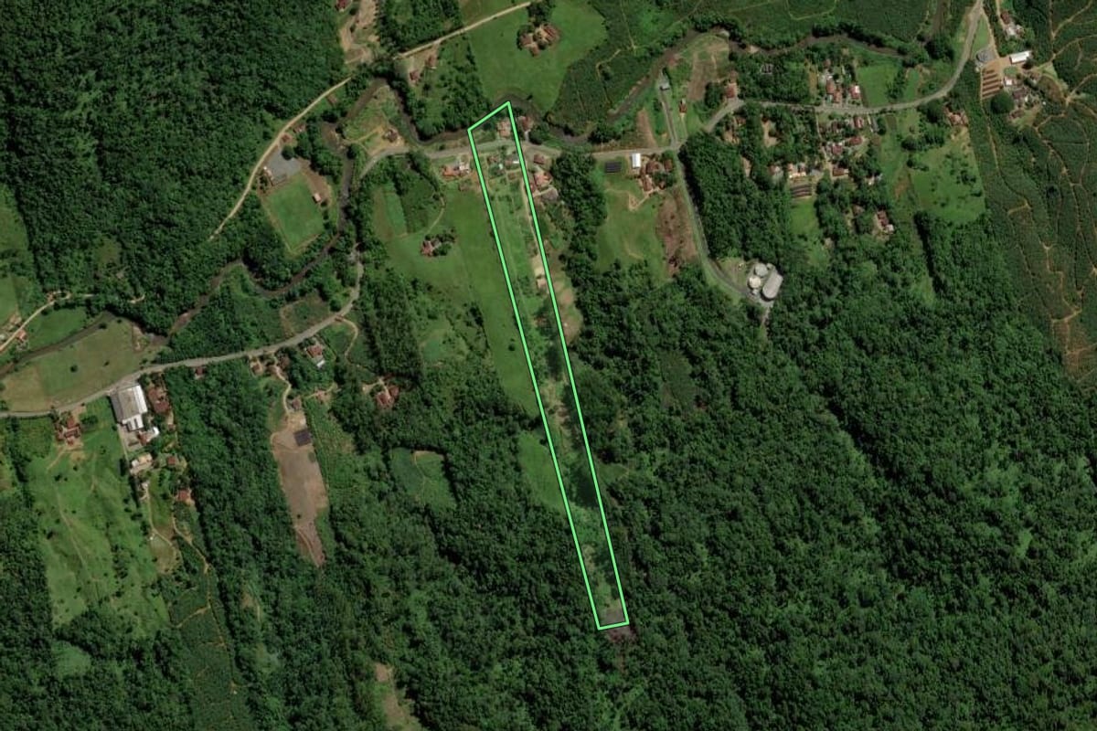Imagem de satélite do imóvel rural em Jaraguá do Sul (SC), com o contorno declarado no CAR desenhado por cima.