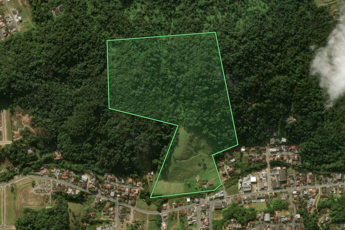 Imagem de satélite do imóvel rural em Jaraguá do Sul (SC), com o contorno declarado no CAR desenhado por cima.
