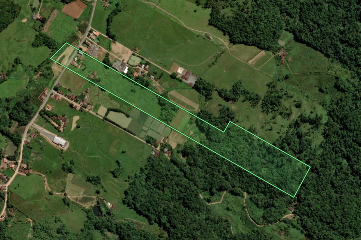 Imagem de satélite do imóvel rural em Jaraguá do Sul (SC), com o contorno declarado no CAR desenhado por cima.