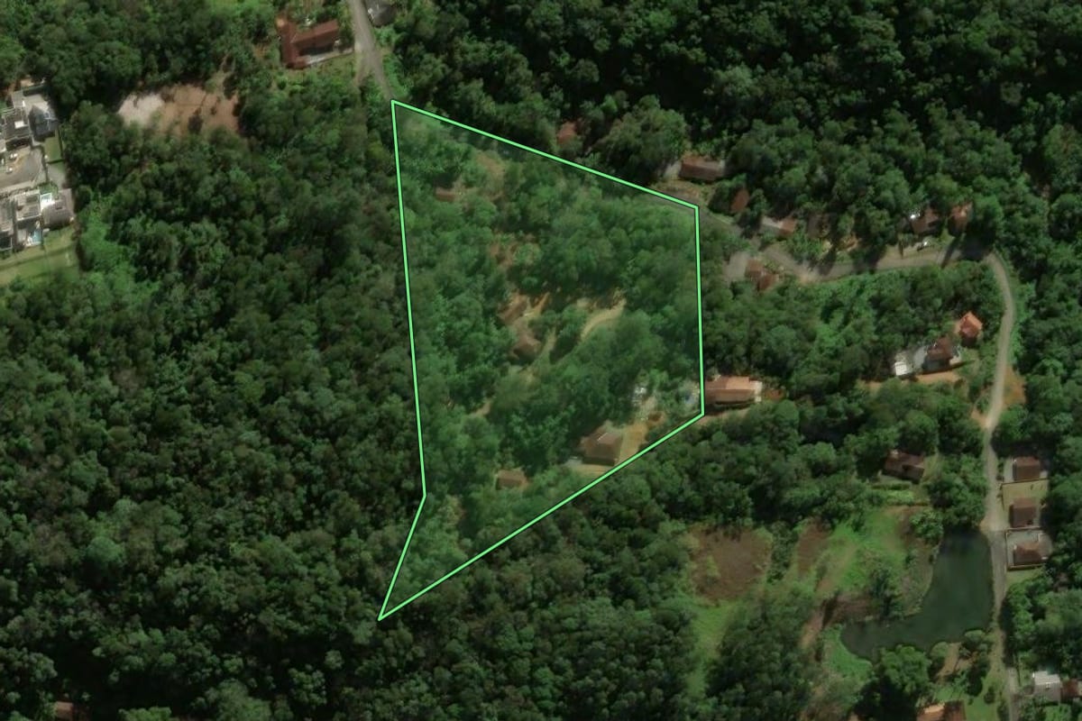 Imagem de satélite do imóvel rural em Jaraguá do Sul (SC), com o contorno declarado no CAR desenhado por cima.