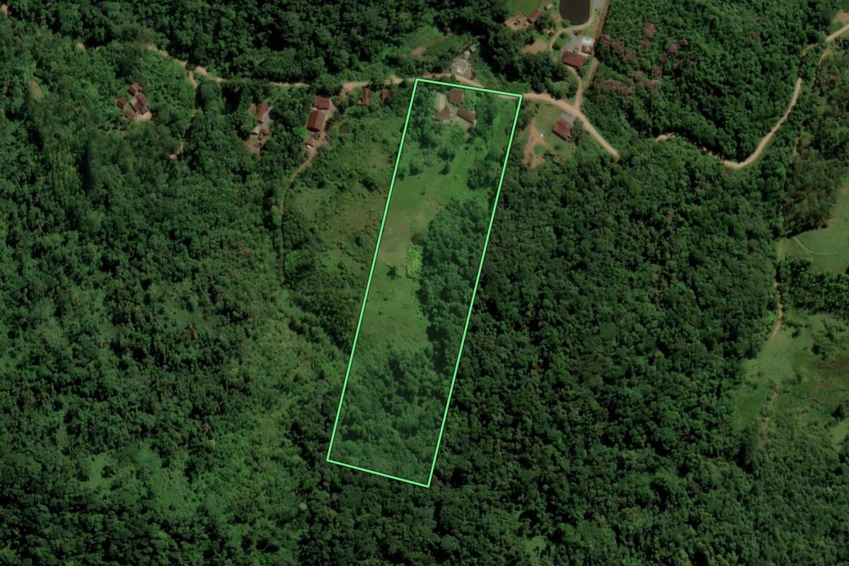 Imagem de satélite do imóvel rural em Jaraguá do Sul (SC), com o contorno declarado no CAR desenhado por cima.