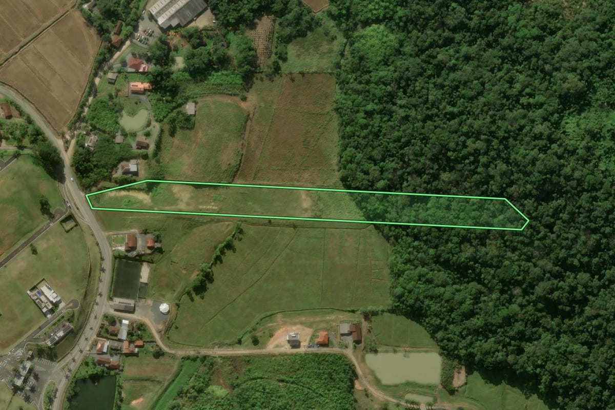 Imagem de satélite do imóvel rural em Jaraguá do Sul (SC), com o contorno declarado no CAR desenhado por cima.