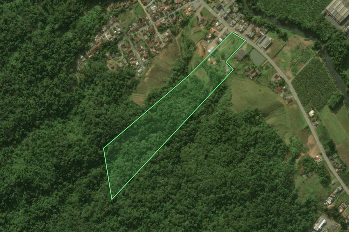 Imagem de satélite do imóvel rural em Jaraguá do Sul (SC), com o contorno declarado no CAR desenhado por cima.