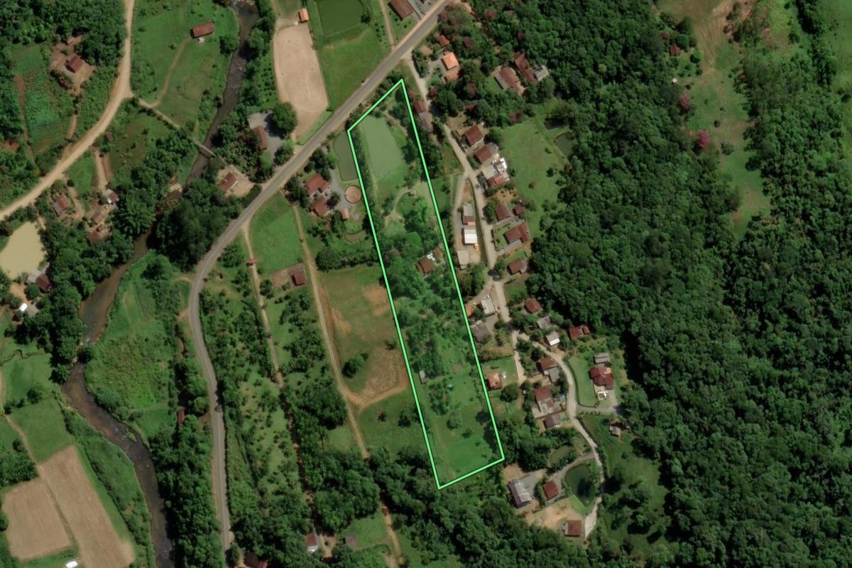Imagem de satélite do imóvel rural em Jaraguá do Sul (SC), com o contorno declarado no CAR desenhado por cima.