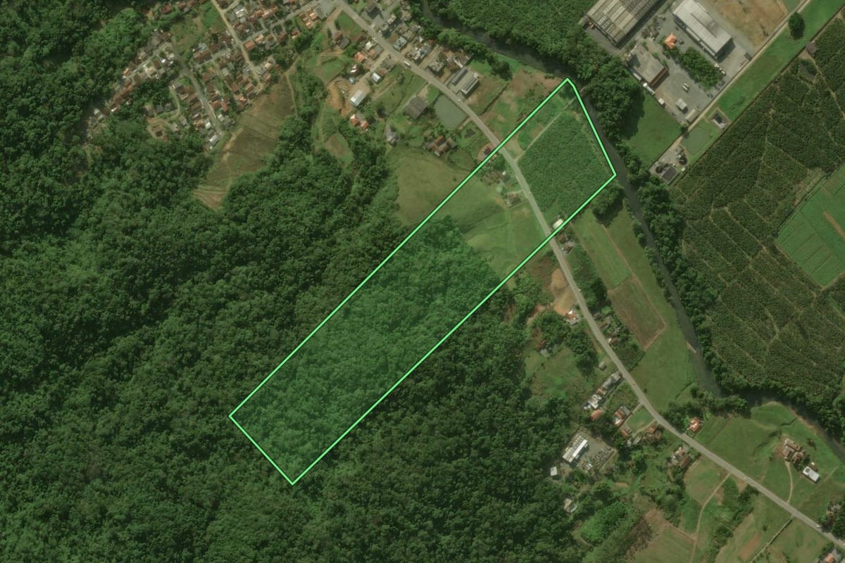 Imagem de satélite do imóvel rural em Jaraguá do Sul (SC), com o contorno declarado no CAR desenhado por cima.