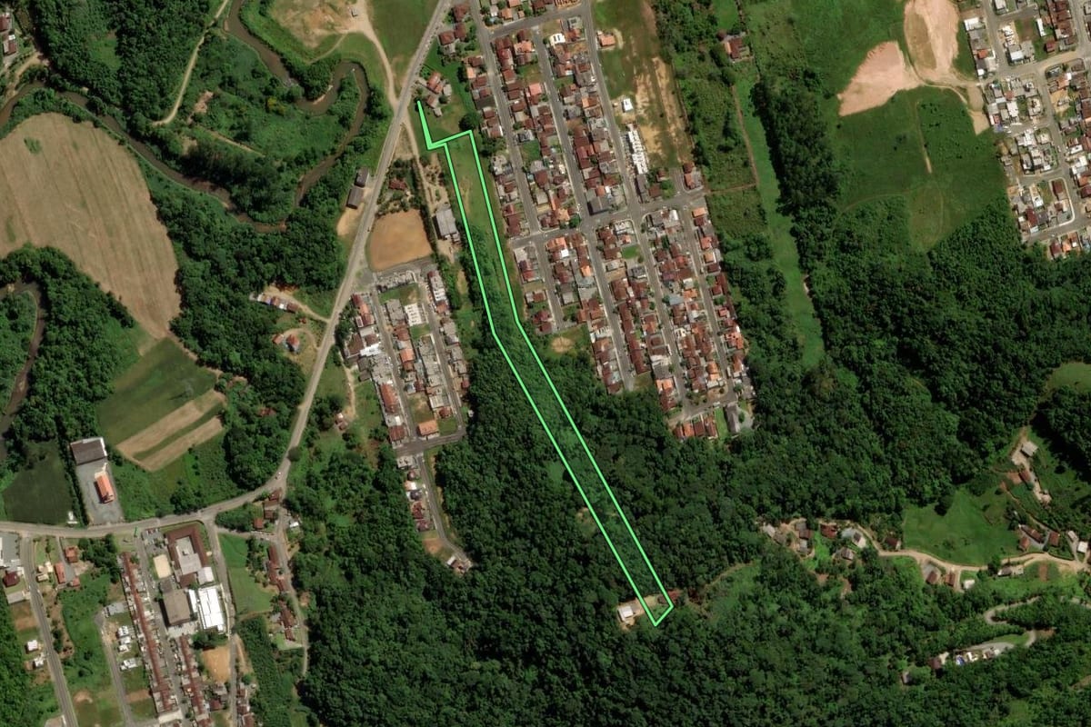 Imagem de satélite do imóvel rural em Jaraguá do Sul (SC), com o contorno declarado no CAR desenhado por cima.