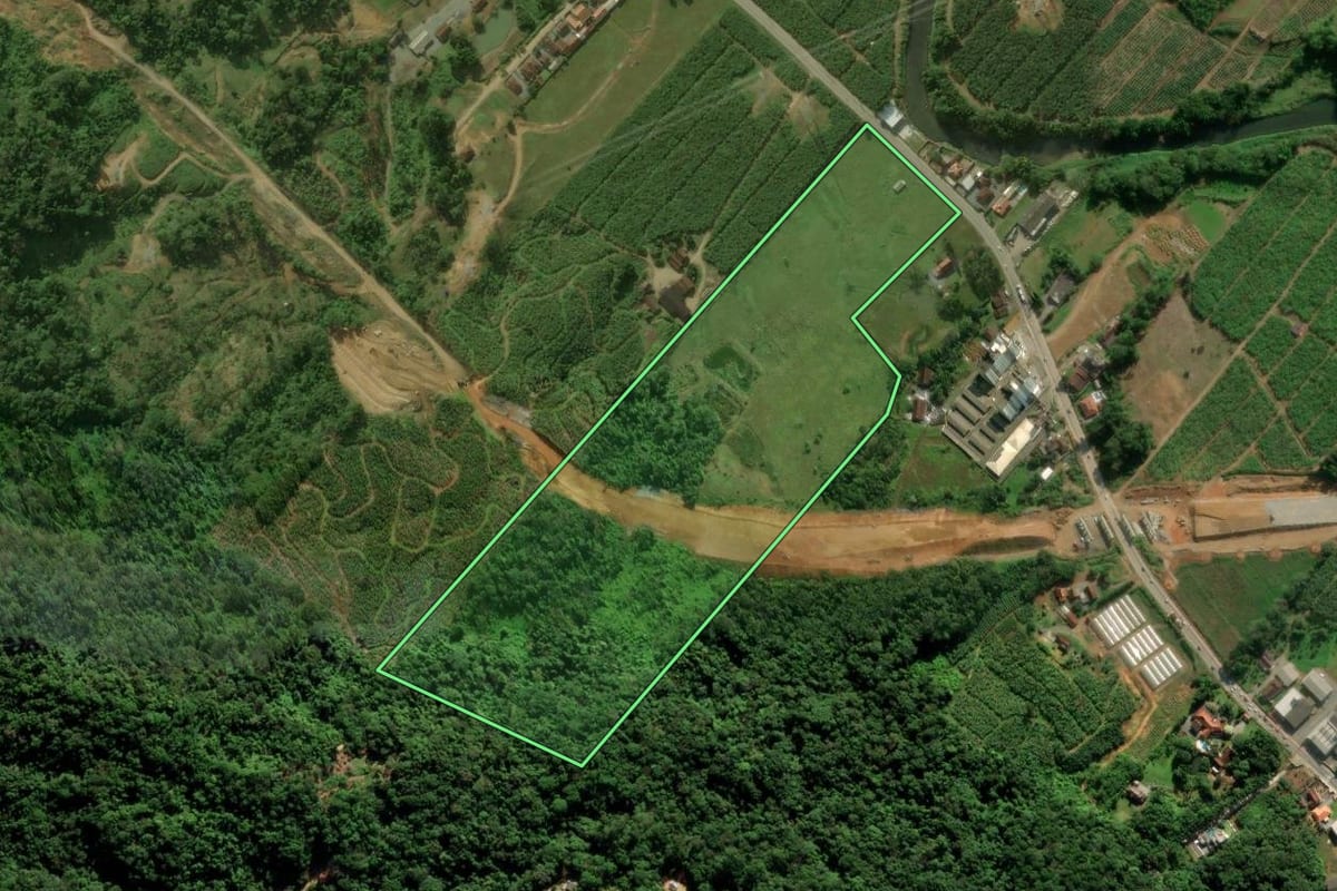 Imagem de satélite do imóvel rural em Jaraguá do Sul (SC), com o contorno declarado no CAR desenhado por cima.