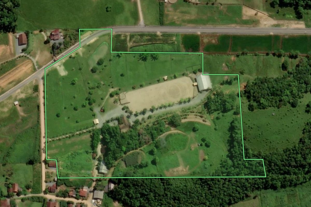Imagem de satélite do imóvel rural em Jaraguá do Sul (SC), com o contorno declarado no CAR desenhado por cima.