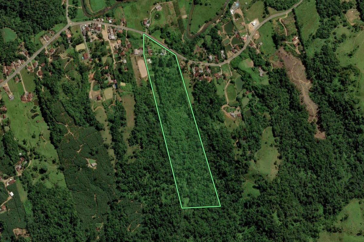 Imagem de satélite do imóvel rural em Jaraguá do Sul (SC), com o contorno declarado no CAR desenhado por cima.